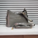 حقيبة جلد شبابية