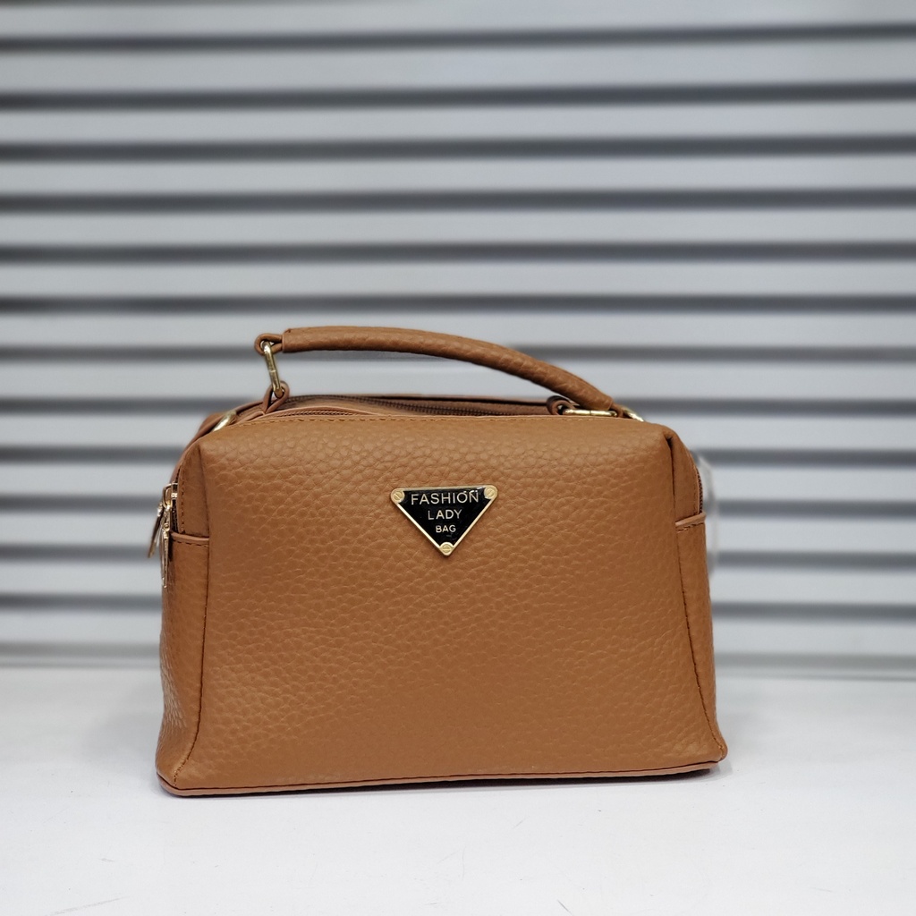 حقيبة جلد شبابية