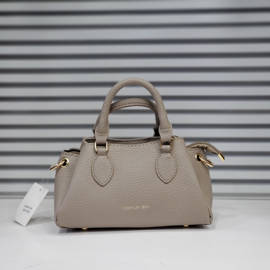 حقيبة جلد شبابية