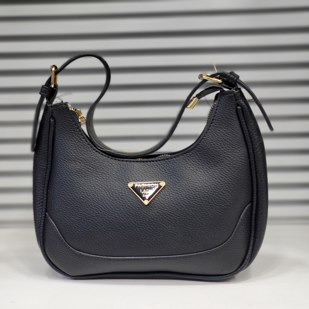 حقيبة جلد شبابية