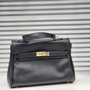 حقيبة جلد شبابية