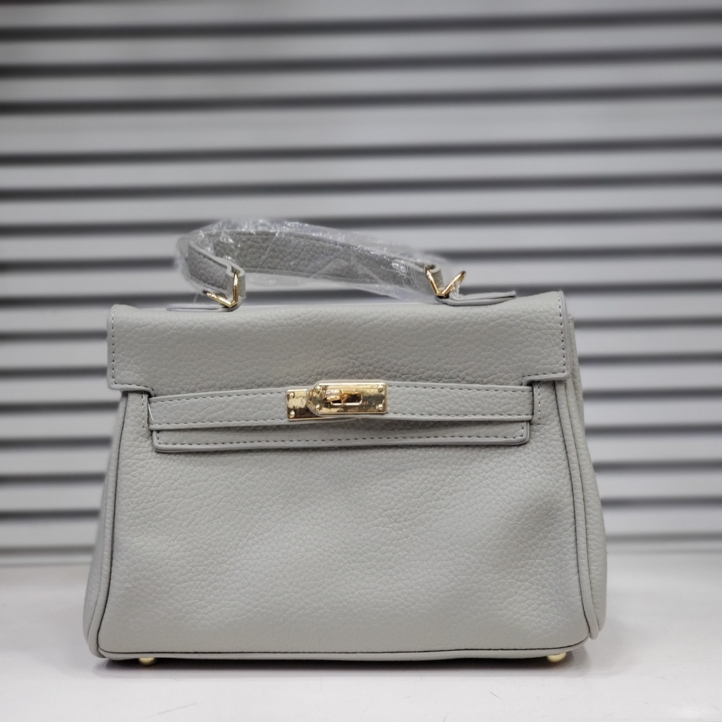 حقيبة جلد شبابية