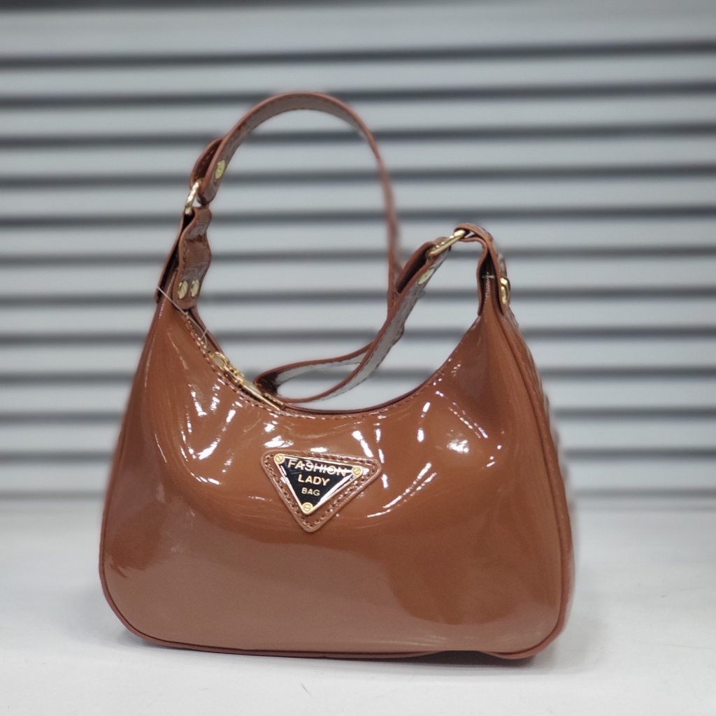 حقيبة جلد شبابية