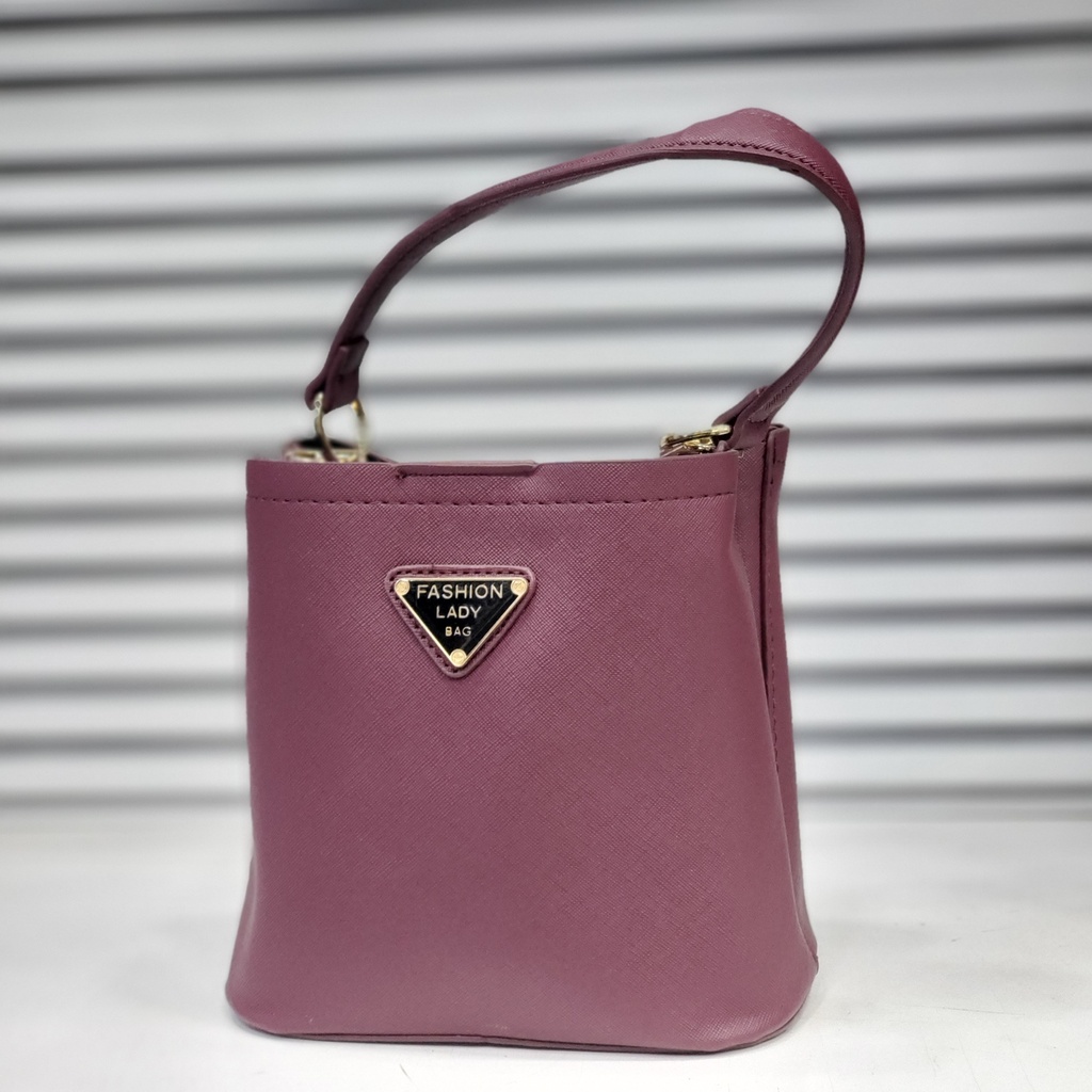 حقيبة جلد شبابية