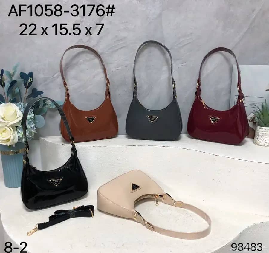 حقيبة جلد شبابية