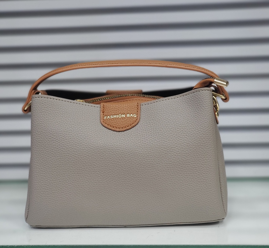 حقيبة جلد شبابية