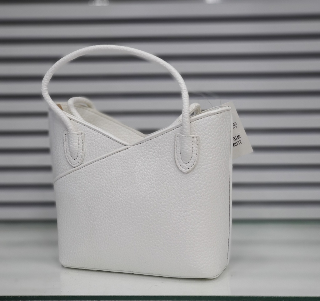 حقيبة جلد شبابية