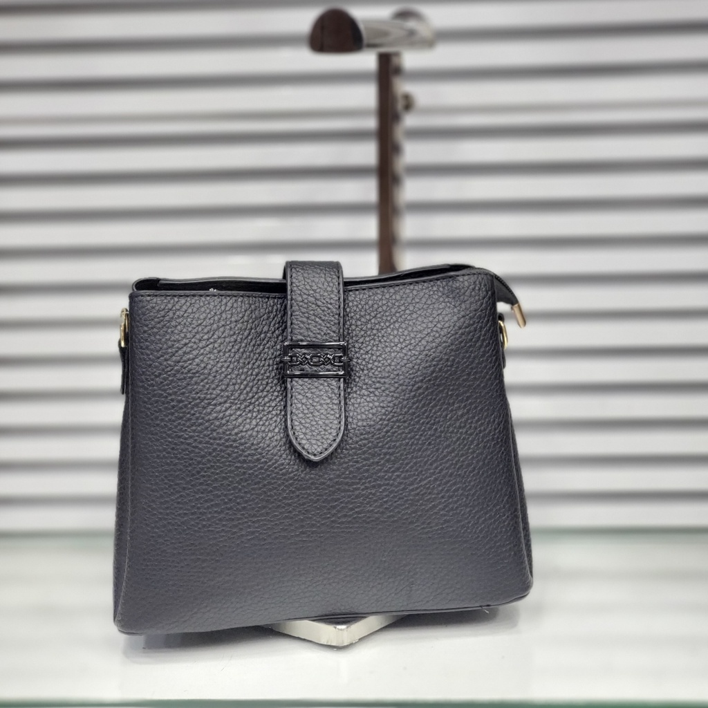 حقيبة جلد شبابية