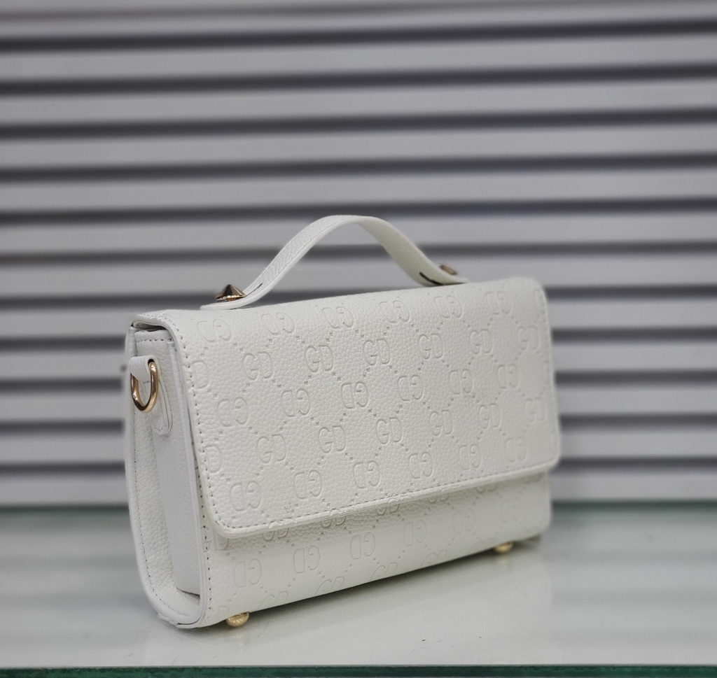 حقيبة جلد شبابية