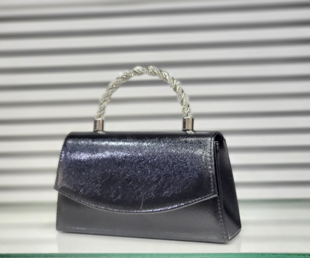 حقيبة جلد شبابية