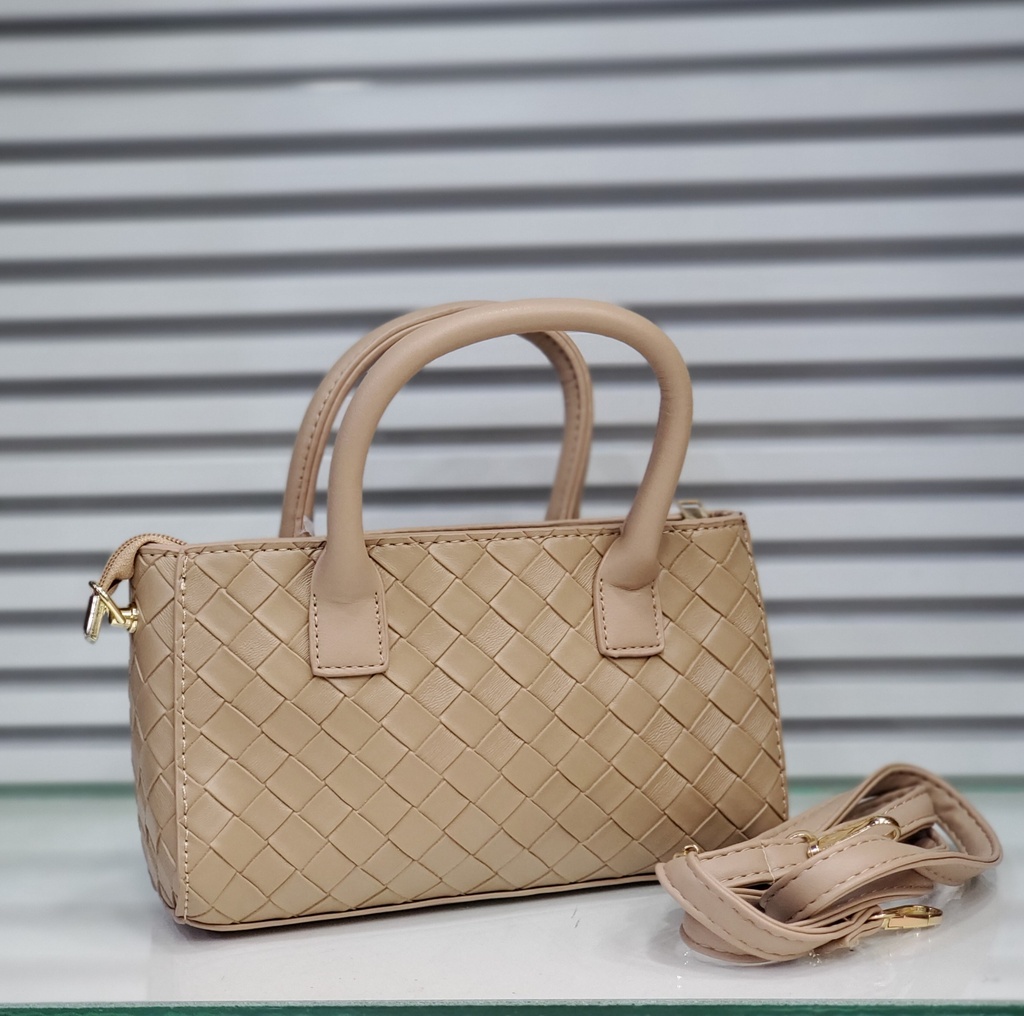 حقيبة جلد شبابية