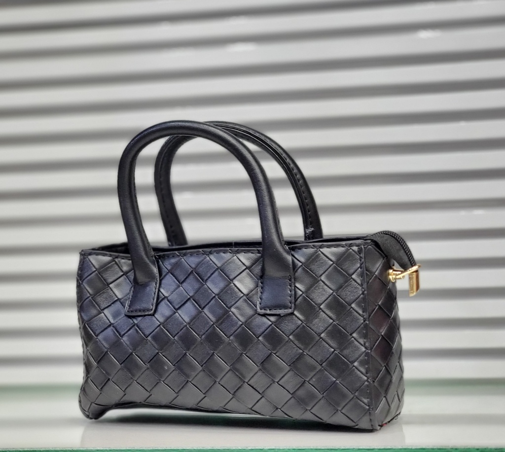 حقيبة جلد شبابية