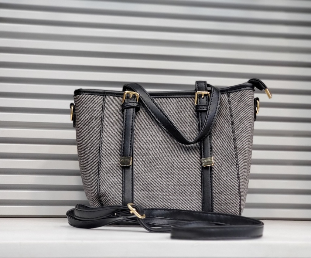 حقيبة جلد شبابية