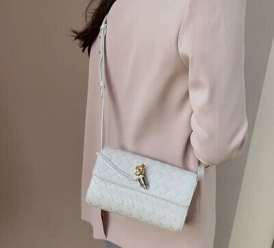 حقيبة جلد شبابية