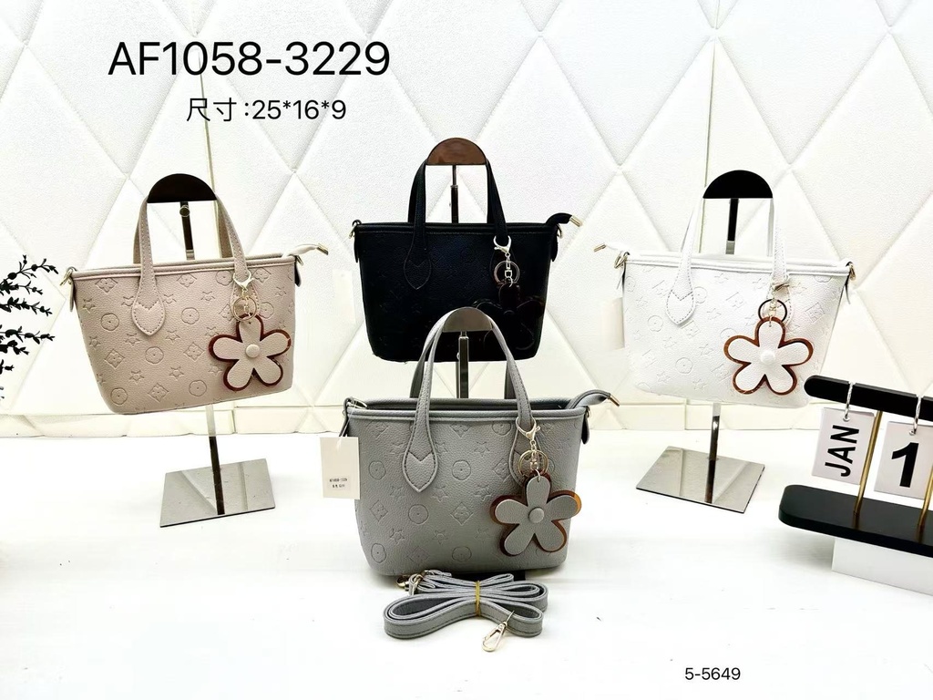 حقيبة جلد شبابية